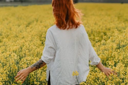 woman flower field e1676937679249